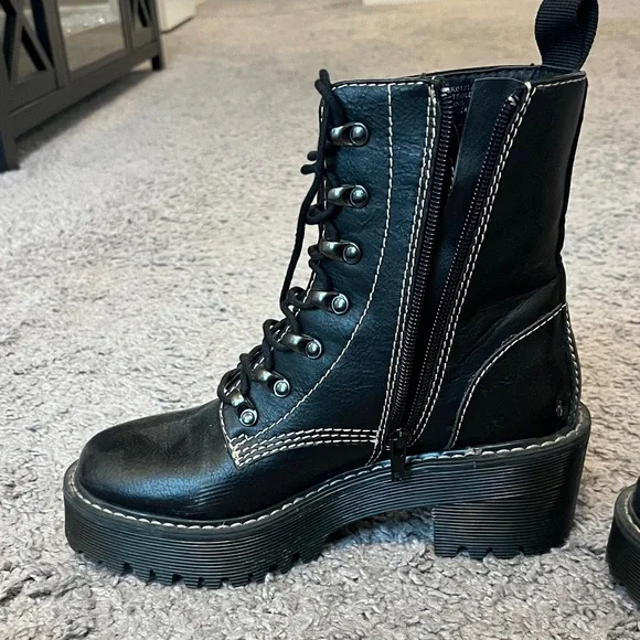Stylish Black Women's Combat Boots - Picture 2 of 4